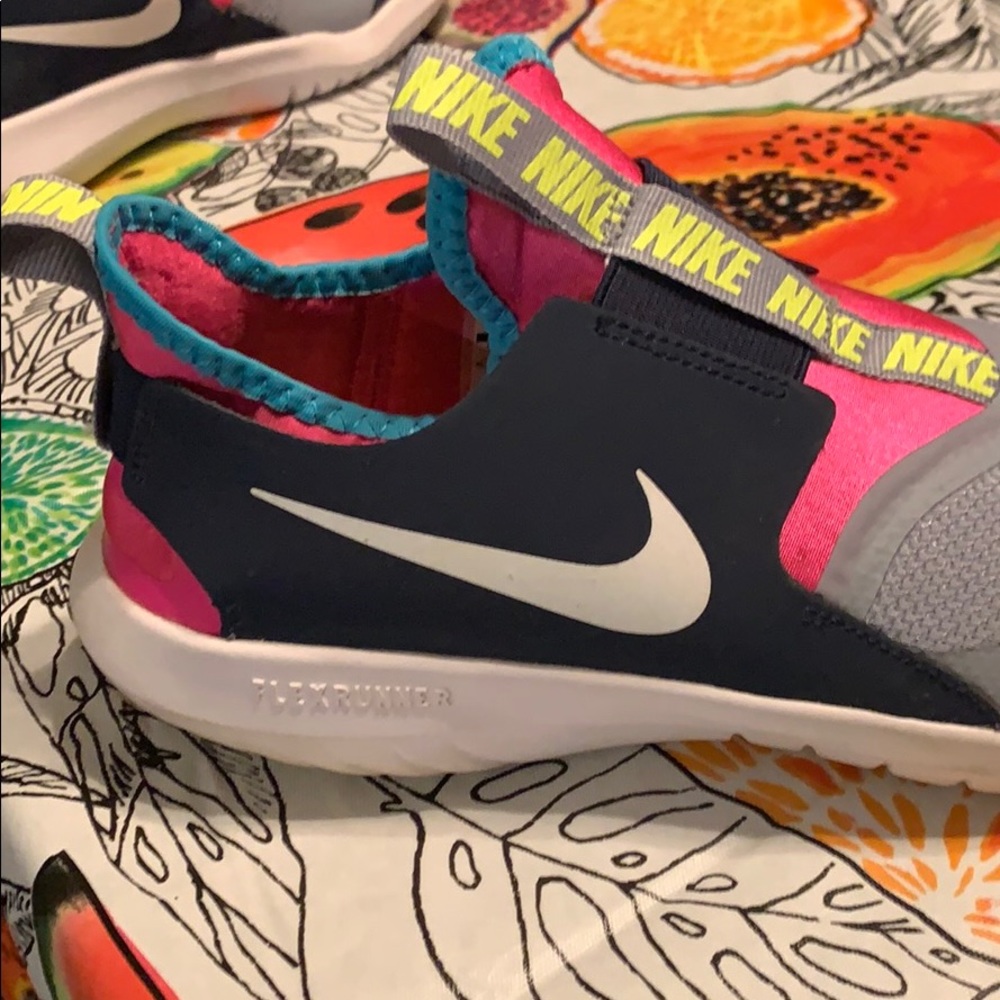 Nike slip on youth 6